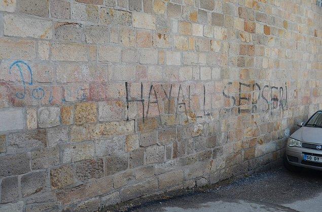 Nevşehir'deki tarihi külliye duvarı da serseri aşık köşesi olmuş durumda.