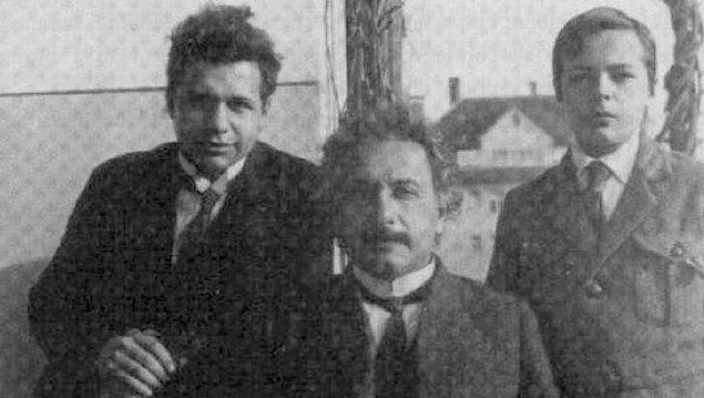 Eduard Einstein, doğduğu günden beri hastalıklarla boğuşan bir çocuktu. Zayıf bünyesi onu ailesiyle birlikte gezmekten alıkoyuyor ve zamanının çoğunu evde geçirmek zorunda kalıyordu.