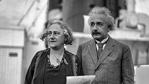 Nazilerin yükselişe geçmesi Albert Einstein’ı zor duruma sokmuştu. Her ne kadar dünyanın en ünlü bilim insanlarından biri de olsanız, inançlarınız yüzünden yaşadığınız yerden sürülebiliyordunuz...