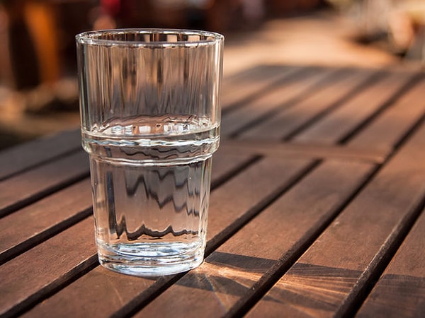 2. Этот стакан наполовину полон или наполовину пуст? 😉