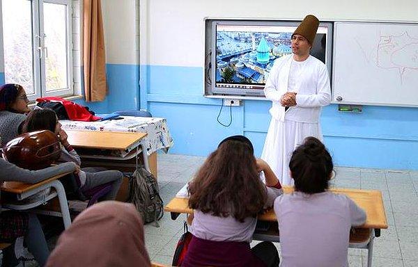 Erhan Gözüyukarı Adapazarı ilçesinde Sait Faik Abasıyanık Ortaokulu'nda sosyal bilgiler öğretmeni olarak görev yapıyor.