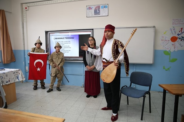 Hatta öğrencilerini de ders konusuna göre giydiriyor.