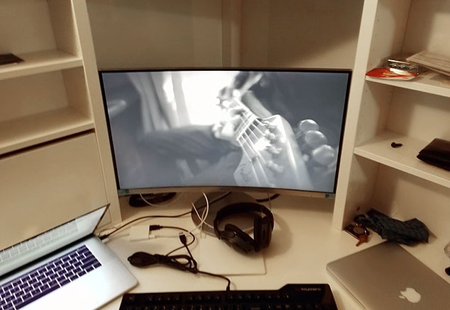 22. "Ikea'daki Micke masaya koydukları kavisli ekran."