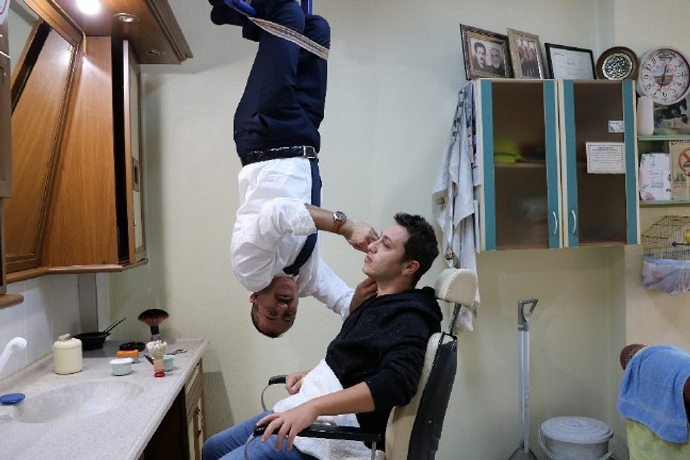 Tavandan Sarkarak Müşterilerini Tıraş Eden 'Yarasa Berber'