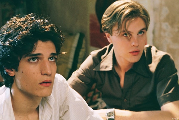 1. Как зовут главную героиню в фильме "Мечтатели"?