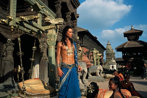 2. Кто сыграл роль молодого Будды в фильме "Маленький Будда"?