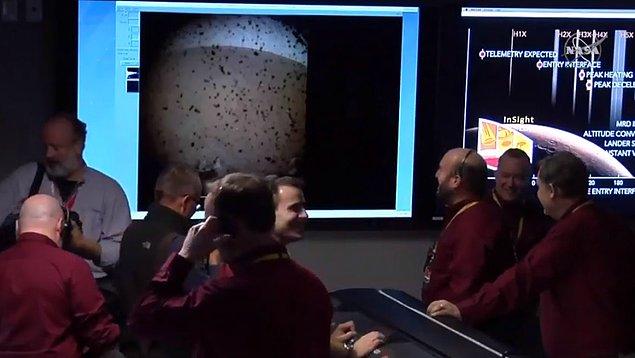 InSight yüzeye iner inmez Mars'tan gönderdiği ilk fotoğraf 📷