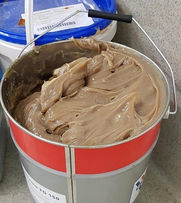 10. Ведро читмила... а нет: какая-то масса для строительства!