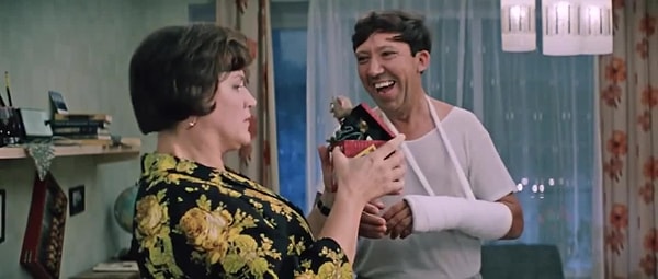 3. Какую фамилию носила управдом в фильме "Бриллиантовая рука" в исполнении Нонны Мордюковой?