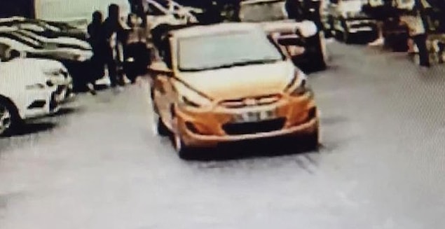 Turist kadınlar ile taksici arasında çıkan kargaşayı ise otoparkın güvenlik görevlisi fark etti!
