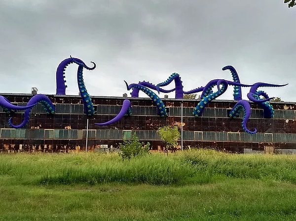 1. Итак, начнем. В какой стране находится это заброшенное здание?