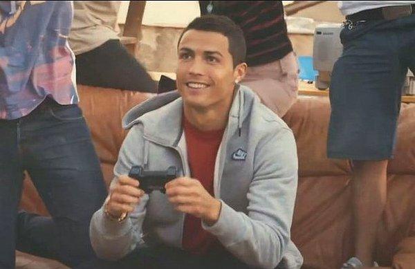 16. Dünya yıldızı Ronaldo da Playstation bağımlısı hangi oyunu oynadığını tam bilmesekte çantasında ve arabasında yedek Playstation bulunduruyor.