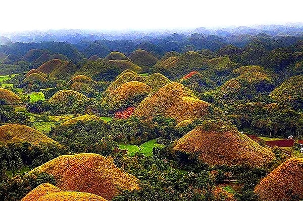 9. "Шоколадные холмы" находятся в списке важнейших объектов туристического направления...
