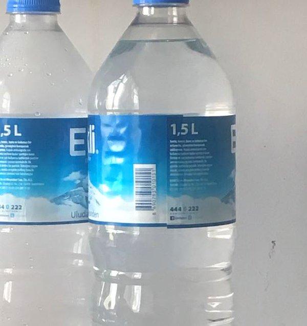3. Bülent Serttaş'ın su şişesinin üstünde aniden belirivermesi...