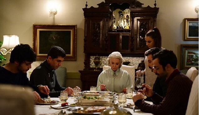 Gelin, yemeğini sonra yemese de sofraya en son oturur. Kocasından, kaynanasından önce oturması da saygısızlık...
