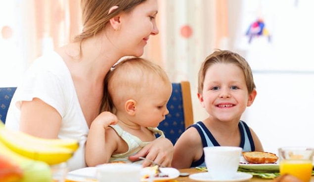 Ve gelin, yemeğini çocuklarıyla birlikte yer. Kocası ve aile büyükleri başka bir sofrada o çocuklarıyla başka bir sofrada yemek yer. Aynı sofrada yemek yiyince neden saygısızlık oluyor anlayamıyoruz...