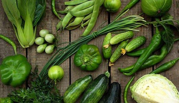Her gün bir porsiyon taze yeşil sebzelerden tüketmelisiniz. Yüksek miktarda içerdikleri folik asit ve K vitamini, beyninizin genç kalmasına yardımcı olur.