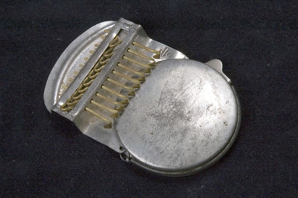 1. Итак, давайте начнём. Как думаете, для чего нужен этот гаджет?