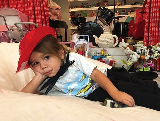 One commenters criticized his long hair saying he looked like a girl.