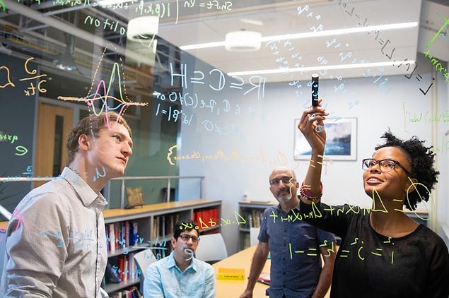 Yıl 2059: Matematik alanında bir projeyi yürütmek.