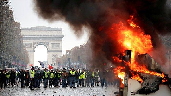 13. Fransa'da 'Sarı Yelekliler' adıyla örgütlenen protestocuların, 17 Kasım'da akaryakıt zamlarına karşı başlattığı kitlesel gösteriler 10. gününe ulaştı.