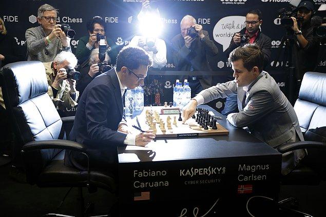 Oyuncuların 'kalp atışlarının bile duyulduğu' söylenen ses geçirmeyen odada oynanan son oyunda Carlsen, üç saatlik mücadelenin ardından rakibine beraberlik önermişti.