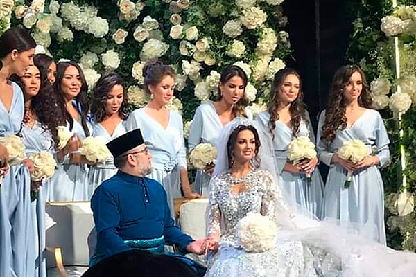 Новость очень удивила и встревожила жителей Малайзии, поскольку те считали, что их король находится в отпуске.