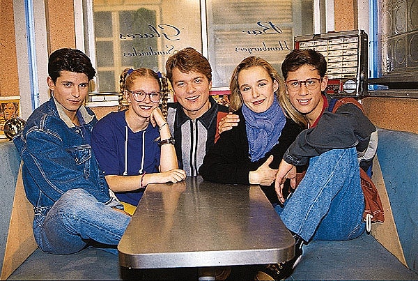 2. Говорят, что в этой группе молодых людей все влюблены как минимум в одного человека. Какие из перечисленных ниже утверждений неверны? (Здесь может быть более одного правильного ответа)