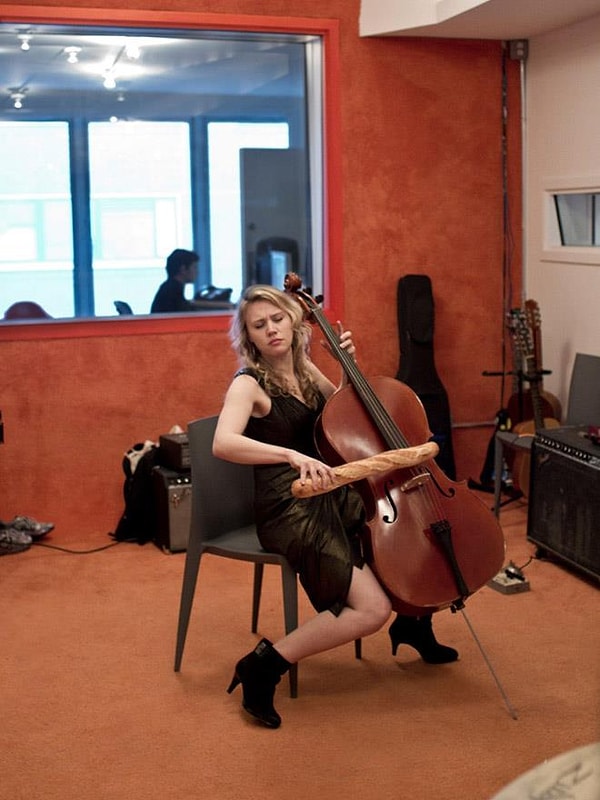 2. Смысл его заключается в том, чтобы в людном месте вылить на себя пакет молока.