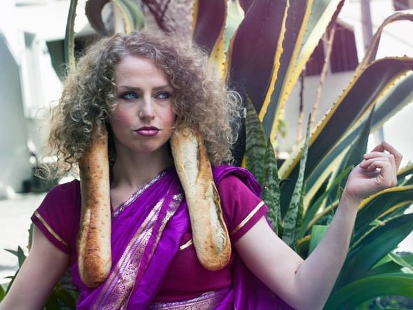 7. Необходимы: длинный багет и фотокамера.