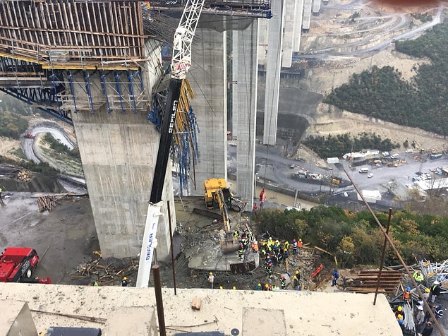 Yaklaşık 30-40 metre yükseklikte bulunan viyadükte çalışan işçiler aşağı düşerek enkazın altında kaldı.