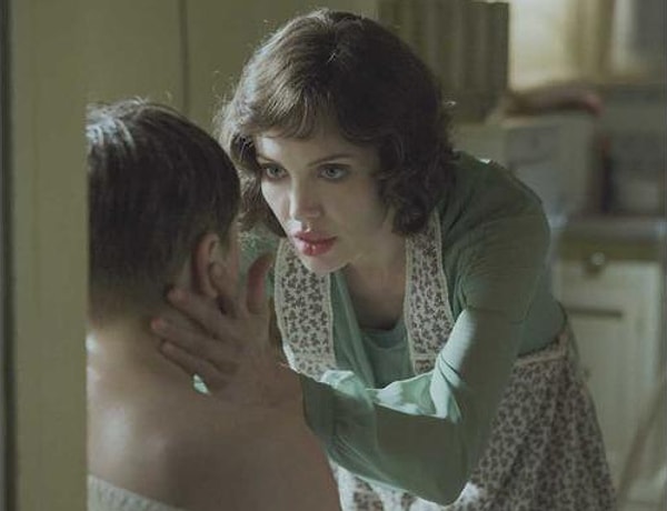 8. А это Анджелина Джоли в роли мамы в фильме...