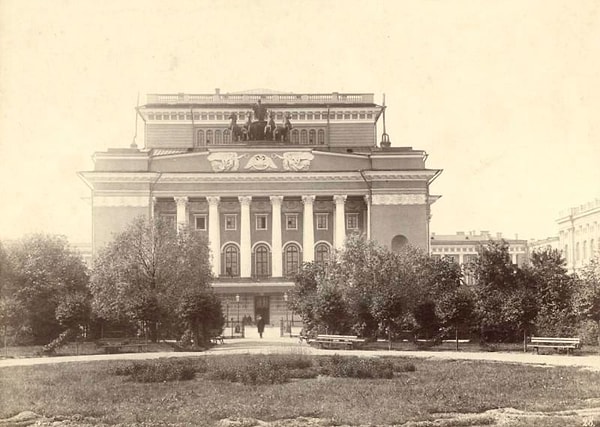 7. Сразу видно, что это театр. Какой же?