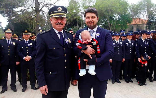 9. Tekirdağ Emniyet Müdürü Mustafa Aydın'ın kızı trafik kurallarını ihlal ettiği için görevli memur tarafından ceza yedi. Mustafa Aydın ise görevini yerine getiren trafik polisine takdirname verdi.