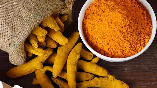 9. Zerdeçalın içinde bulunan ana bileşen olan Curcumin, saç derisine ve saçlara birçok faydalı etki sağlar.