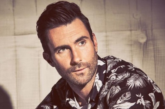 8. Adam Levine, yandan gülüşü ve o güzel sesiyle oldukça etkileyici bir duruşa sahip değil mi?