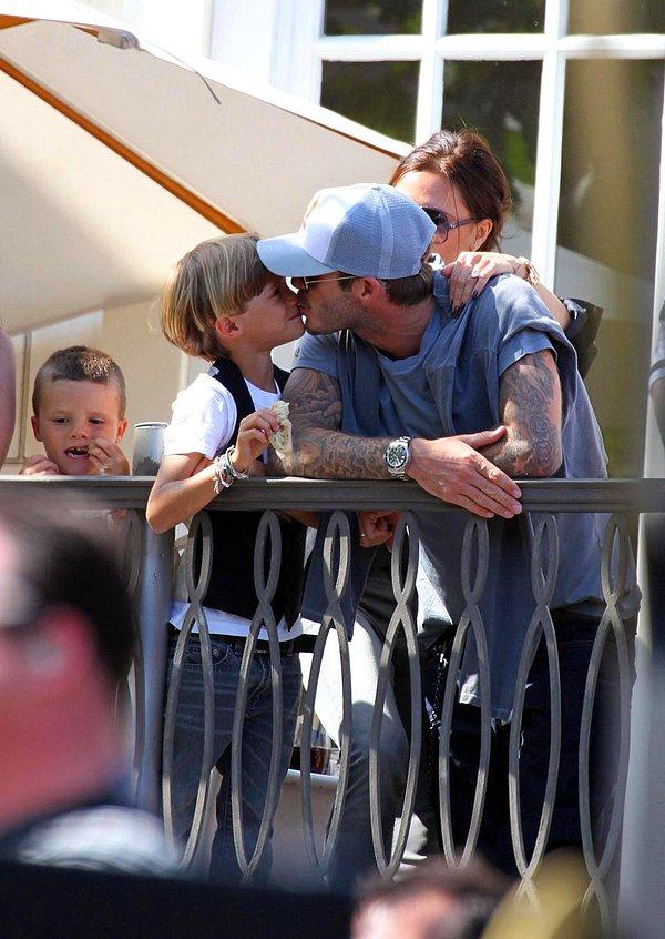 Şunu da ekleyelim, sadece kızını değil diğer çocuklarını da dudağından öperek seviyor David Beckham.