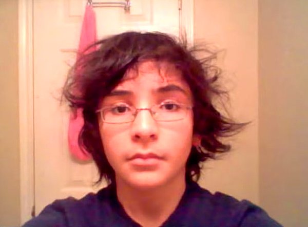 David Espinosa, Bilgisayar Bilimleri öğrencisi. Yüzünün nasıl değiştiğini görmek istediği için 14 yaşında selfie çekmeye başladı.
