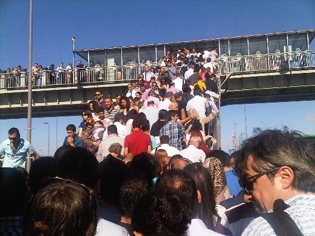 Huzurla işimize, okulumuza bile gidemedik. Kaba insanlarla yolculuk etmek artık bizim için işkenceye döndü.