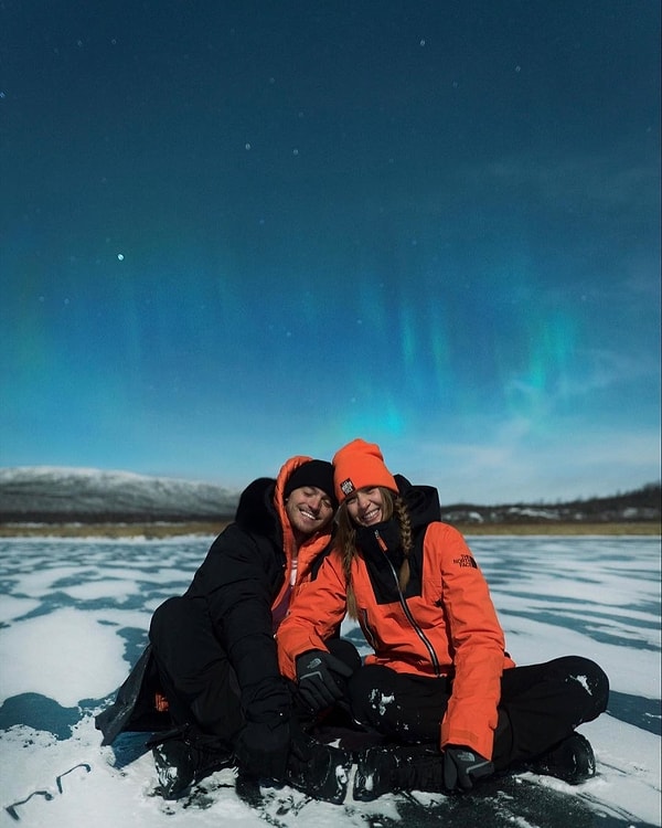 Музыкант Александр Делеон решил, что норвежские фьорды как нельзя лучше подойдут для такого романтического события.