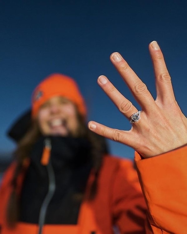 Только представьте: заснеженные вершины, бескрайнее звездное небо и костер. Это так по-северному!