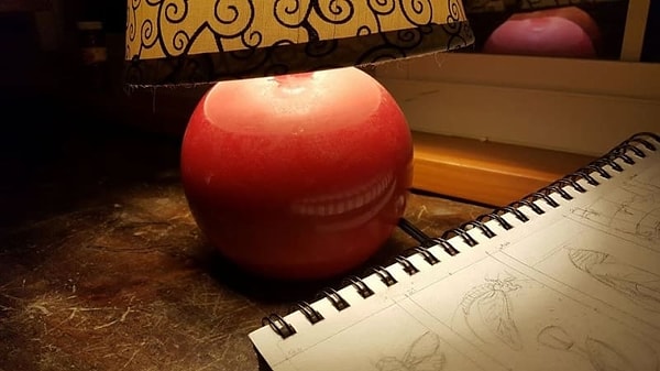 8. А ведь можно заработаться и подумать, что лампа и вправду вам улыбается...