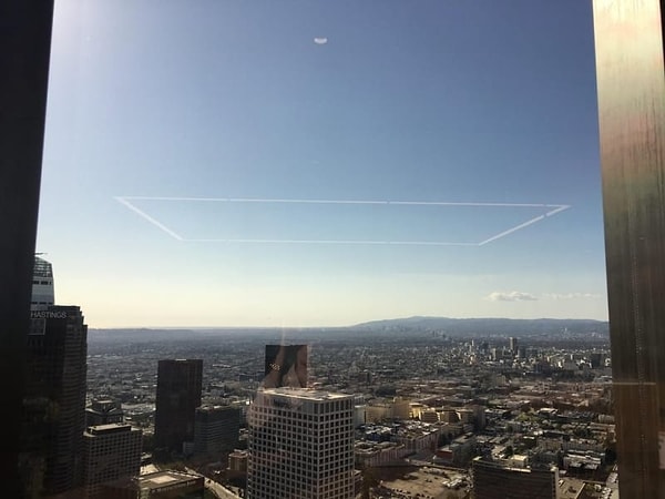 14. Очередное отражение в окне или дверь в небо?