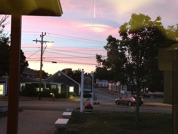 16. Отражение люстры в окне, которое может сойти за НЛО, если не понимать, что к чему...