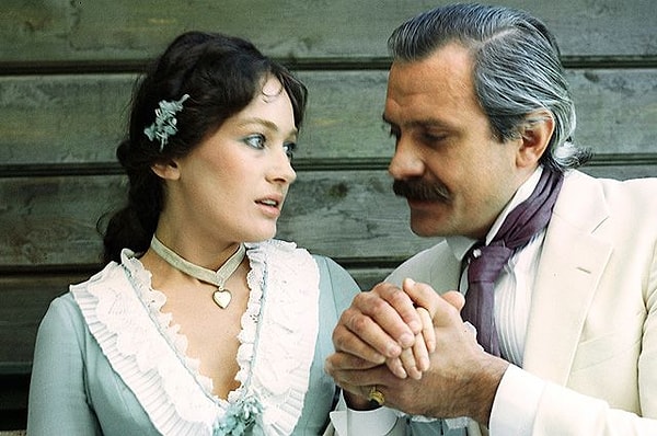 1. В советских фильмах любовь, как правило, приходит тогда, когда ее совсем не ждешь. Ну ладно, пришла и пришла. А что с ней дальше делать?