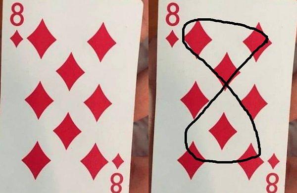 3. Bir poker destesindeki Karo 8'in üzerindeki desenler, 8 çizecek şekilde.