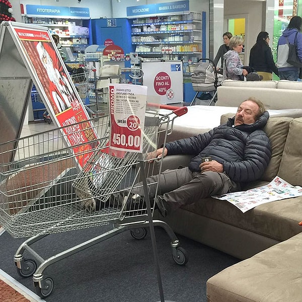 17. Уснул, но тележку не отпустил. Молодец!