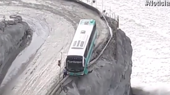 Uçurumun Kenarında Asılı Kalan Otobüsün Yaşattığı Korku Dolu Anlar