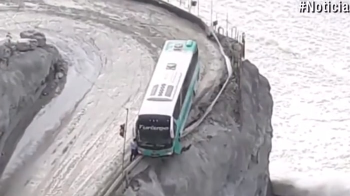 Uçurumun Kenarında Asılı Kalan Otobüsün Yaşattığı Korku Dolu Anlar