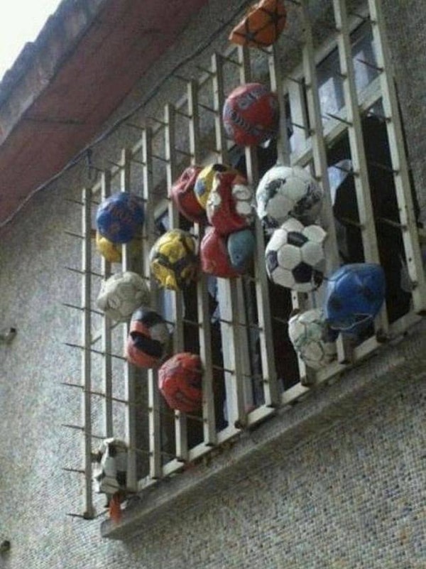 24. Кладбище футбольных мячиков